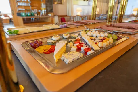 Fruehstuecksbuffet im Hotel mit Wurst, Käse, Aufstriche und vieles mehr